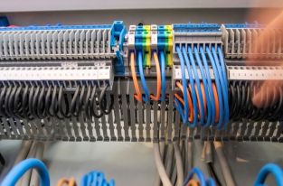 Schaltschrankzubehör wie Klemmen